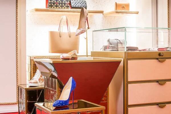 CHRISTIAN LOUBOUTIN OTEVŘEL SVŮJ PRVNÍ BUTIK V PRAZE – DailyStyle.cz