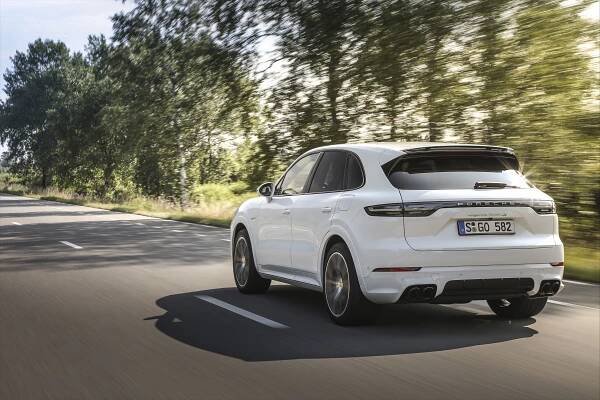 Plug-in hybrid jako nejvýkonnější verzi už nemá jen Panamera, ale nově také Cayenne a Cayenne Coupé