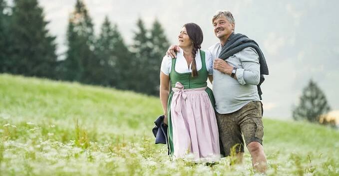 Jacky und Toni Hasenauer auf einer Wiese im Hotel Unterschwarzachhof