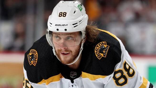 David Pastrňák má být jednou z hvězd z NHL na blížící se olympiádě v Pekingu. Sílí však obavy, že hráči ze zámoří se nakonec na sportovní svátek nevydají.