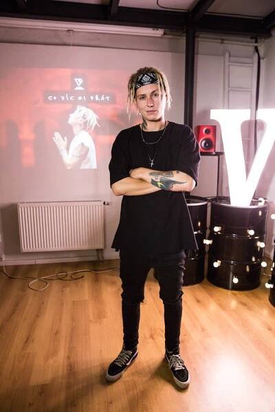 Vojtěch Drahokoupil říká, že posměváčci, jako je kolážista Tomáš Břínek alias TMBK, profitují z jeho utrpení.