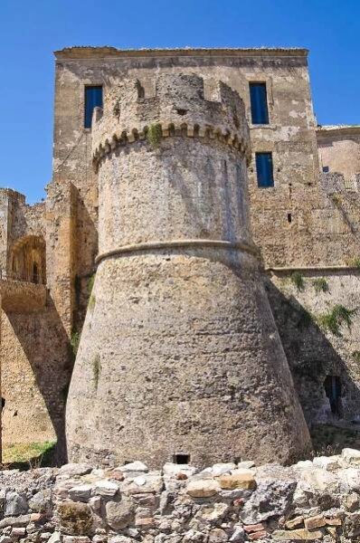 Rocca Imperiale, the scent of lemons at sea