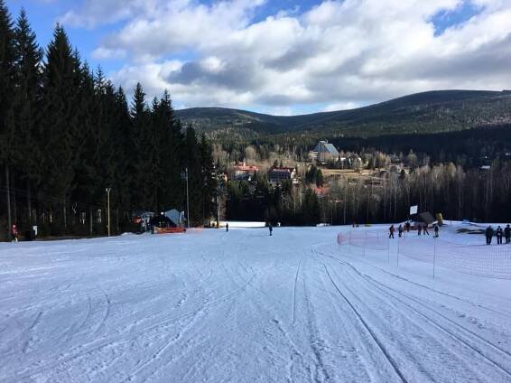 Kam na lyže? V provozu už je jediný Harrachov, nejspíš jen do konce týdne