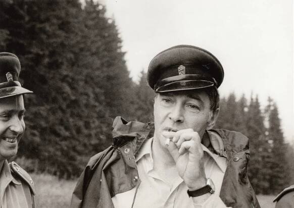 Z návštěvy sovětských herců na filmovém festivalu v Karlových Varech, návštěva pohraniční stráže v Trojmezí: Vjačeslav Tichonov, hl. postava sovětského seriálu Sedmnáct zastavení jara (Milan Richter vlevo)