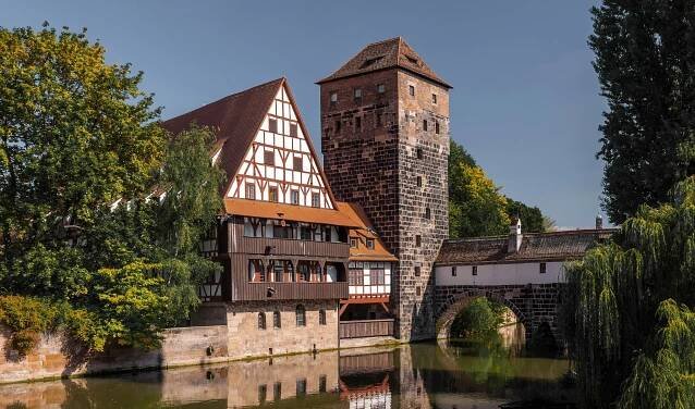 Stadt Nürnberg - Mittelalterliches Schloss mit Brücke über kleinem Fluß