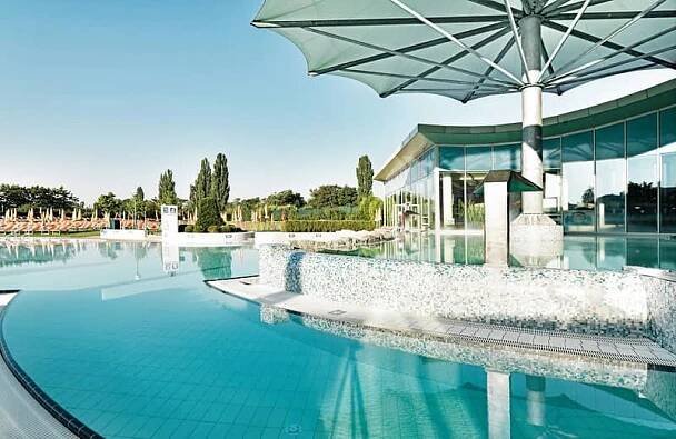 Therme Laa Spa Parking