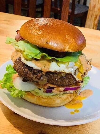 Ze sportovce kuchařem. Muž nabízí ve food trucku poctivé burgery