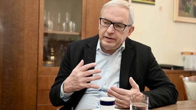 Senátor Smoljak: Je normální, že jsou politici se zpravodajstvím ČT nespokojeni