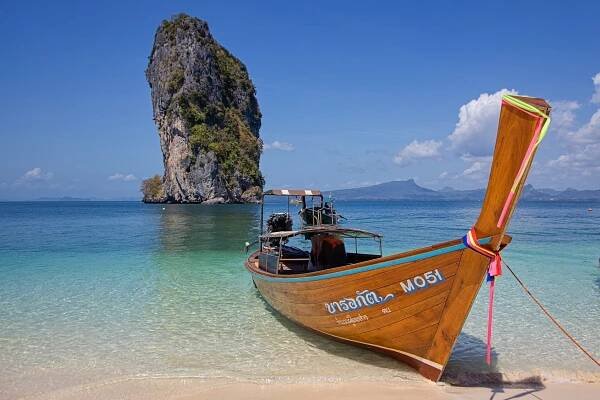 Tradiční long tail boat, ostrov Poda Island, Thajsko, Foto: David Hainall