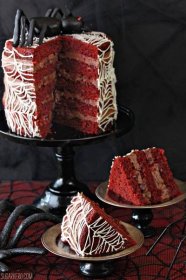 Pavučinový holý červený sametový dort |  Ze stránky SugarHero.com