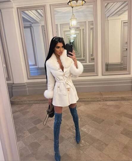 Chloe Khan taking mirror selfie