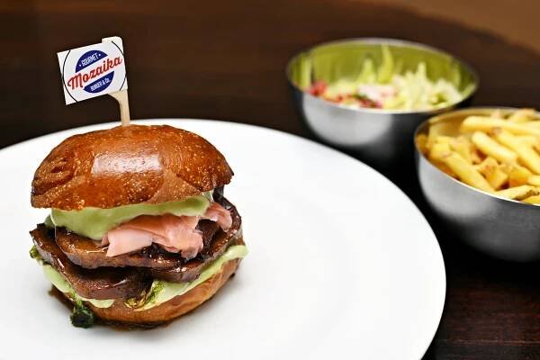 Speciální burger s hovězím jazykem, hranolky či salátem a dipem