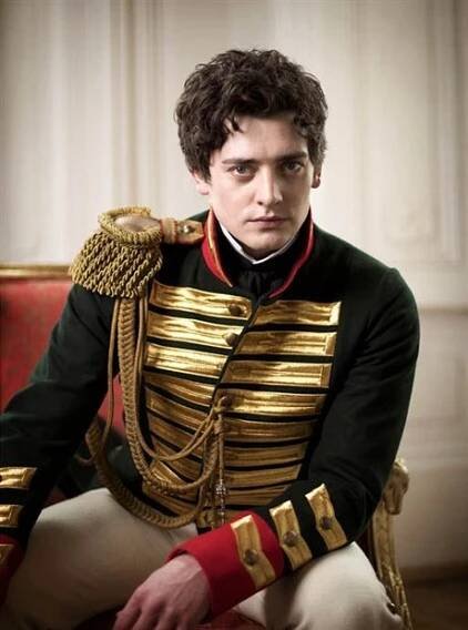 Aneurin Barnard jako Boris Drubeckoj v seriálu BBC Vojna mír.