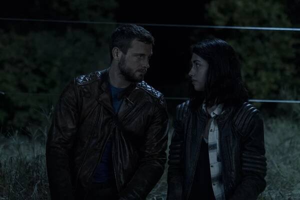 The Walking Dead: World Beyond - Madman Across the Water - Z filmu - Nico Tortorella, Alexa Mansour