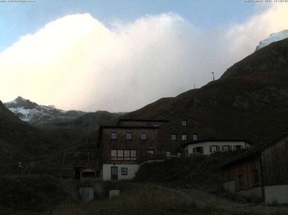 WEBkamera Lucknerhütte - pohled na chatu a Grossglockner