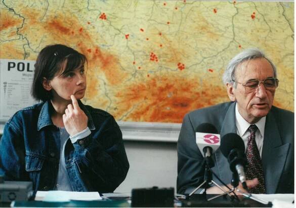 Janina Ochojska i Tadeusz Mazowiecki dają wywiad polskim mediom w 1997 roku w ramach Komitetu Odbudowy Szkół w Sarajewie.