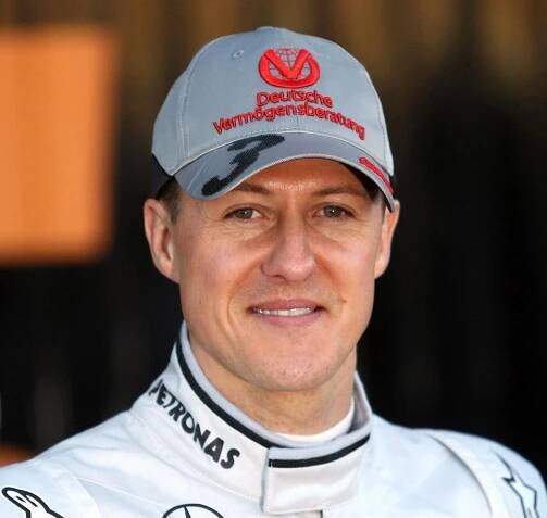 a man wearing a hat that says deutsche vermögensberatung