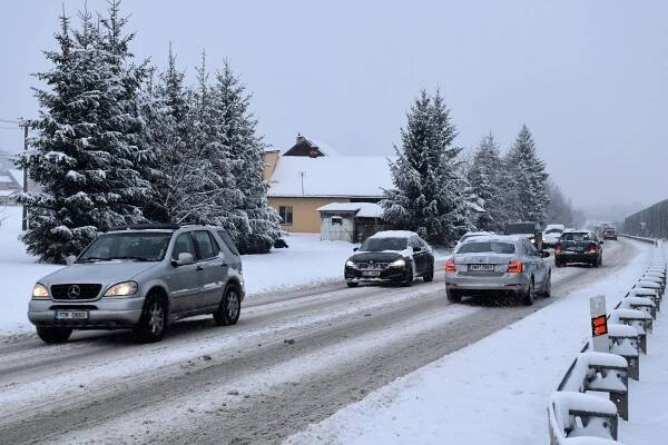 Sněžení ochromilo dopravu na Jablunkovsku