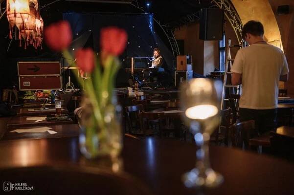 2019-02-17 Jevištní čtení Pane Bůh, tady Anna_Olomouc /Jazz Tibet Club/ Kolem a kolem - zkouška, koncert :: Aneta Langerová