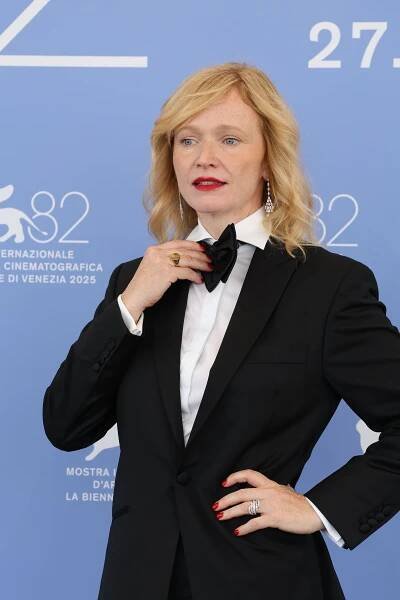 Aňa Geislerová ohromila na červeném koberci v Benátkách! Herečka vsadila na eleganci a pánský styl