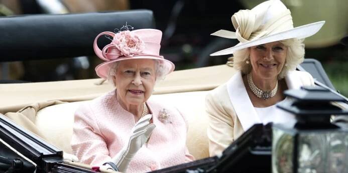 Britská panovnice Alžběta II. a vévodkyně z Cornwallu Camilla