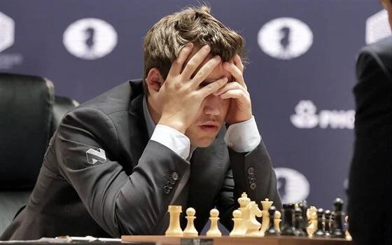 Fotogalerie: Magnus Carlsen a Sergej Karjakin v boji o titul šachového mistra světa.