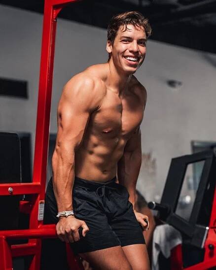 Syn (24) Arnolda Schwarzeneggera oznámil nový film polonahou fotkou: Kopie slavného otce!