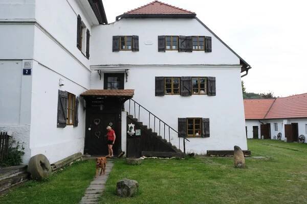 Mlýn "dvou písařů" přes 20 let zachraňuje tlumočnice. To místo je jako droga, říká