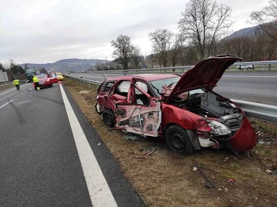 Nehoda na D5: Řidiče ze sešrotovaného auta tahali náhodní svědci!