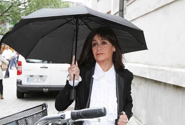 Marie Versini v roku 2015 na pohrebe herca...