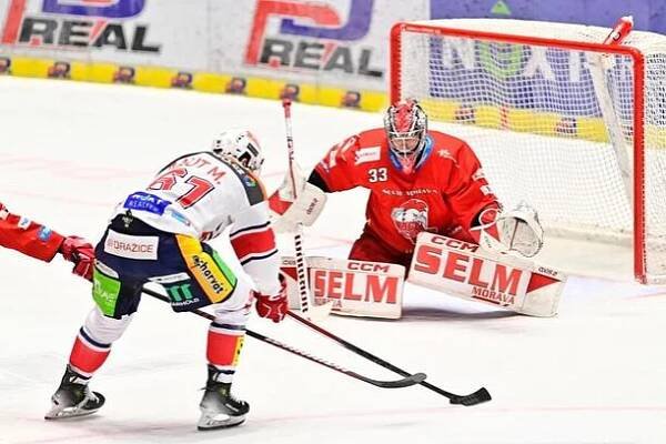 Pardubický útočník Martin Kaut v nájezdu na olomouckého brankáře Jakuba Sedláčka.
