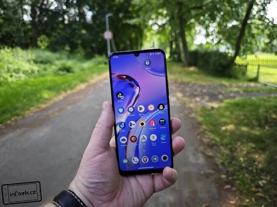 RECENZE: TCL 40 SE – pod 4 500 Kč nabízí stereo, 6/256 GB a NFC – Infoek.cz