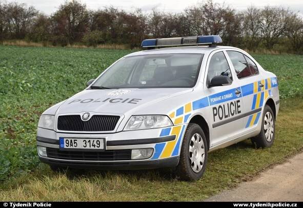 Na poli u Letiště Václava Havla hořel traktor, na místo vyjely tři jednotky hasičů | Týdeník Policie