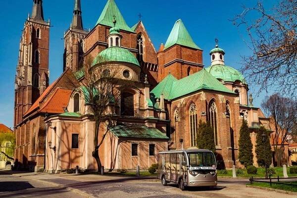autobus zaparkovaný před velkým kostelem