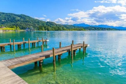 dřevěné molo pro kotvení lodí na jezeře worthersee v krásný letní den, rakousko - korutany - stock snímky, obrázky a fotky