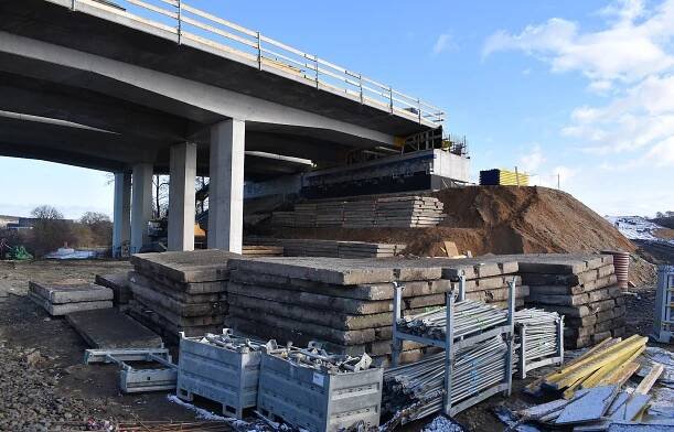 FOTO, VIDEO: U Loun se po zimní pauze obnovily práce na stavbě dálnice