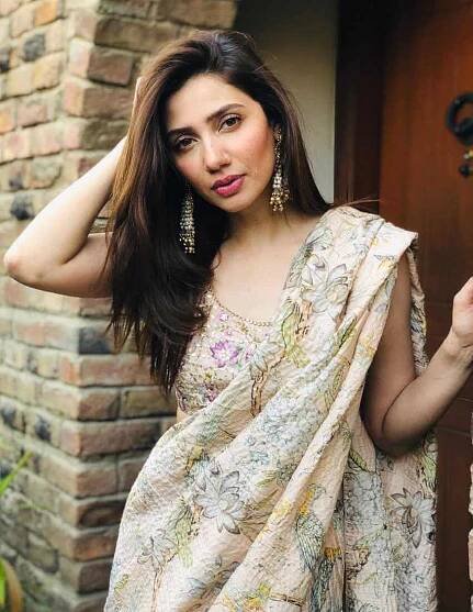 Mahira Khan Saree Wallpaper