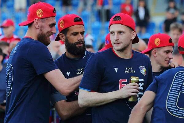 Fotbalisté plzeňské Viktorie přebírají pohár za vítězství ve fotbalové 1. lize. Na hřišti ve Štruncových sadech oslavují zisk šestého titulu.