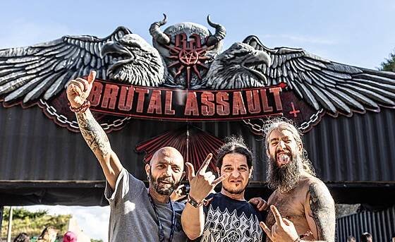 Fotogalerie: Natěšení fanoušci v úvodním dnu festivalu Brutal Assault (9. srpna 2023)