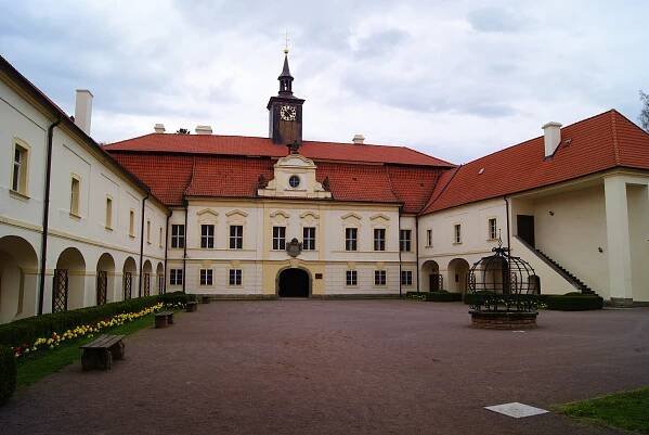 Zámek Chrast - Architektonické památky - Hrady, zámky, tvrze, paláce - Pardubický kraj - Chrast