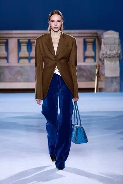 Trend klasického outfitu v podobě značky Tory Burch.