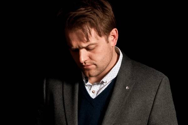 Tom Wright Magician | Close Up & Stage Magic | Yorkshire 