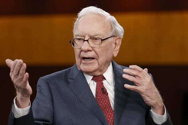 Warren Buffett: The iPhone is 'enormously underpriced'