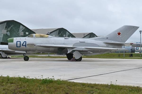 Soubor:Mikoyan-Gurevich MiG-19P ’04 blue’ (38048422711).jpg – Wikipedie