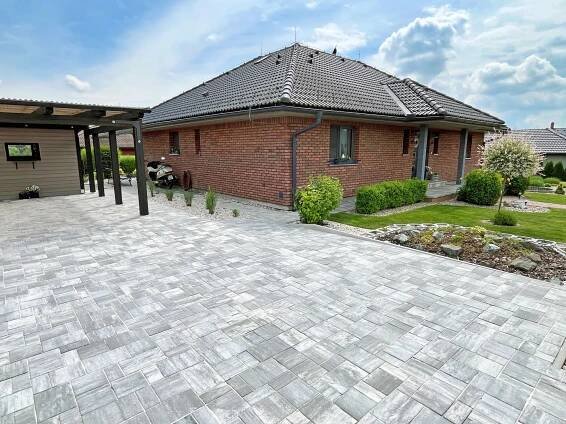 Venkovní dlažba Semmelrock s chytrým zámkem - wienerberger | EARCH.cz