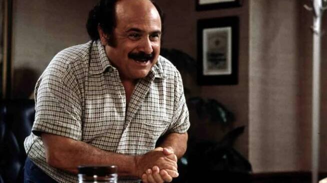 Takhle dnes vypadá Danny DeVito. 147 centimetrů vysoký herec promluvil o tom, jakou pro něj bývala výška životní komplikací