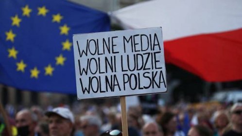 Protest proti zákonu o vlastnictví médií v Krakově