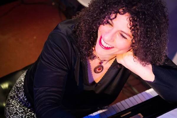 Tracy Stark - Bio
