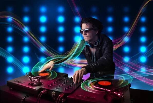 Mladý dj mixování záznamy s barevnými světly — Stock obrázek