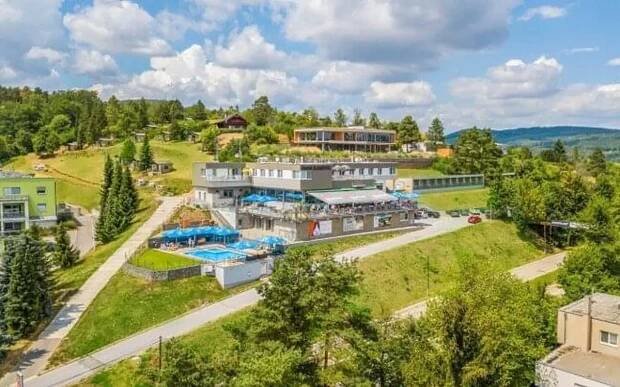 Relax u Brněnské přehrady v Hotelu Rakovec *** se snídaní/polopenzí a wellness s bazénem, vířivkou a saunami